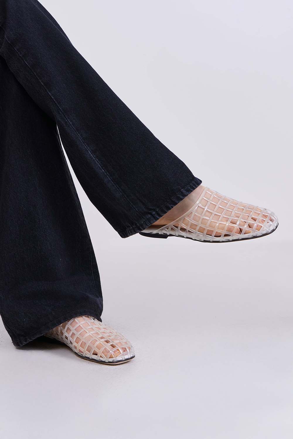 תמונת כל הלוק של כפכפי מיול רשת